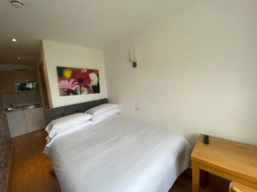 F303- Fantastic 3rd Flr Studio Near Hyde Park
